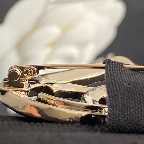 CHANEL 2022P GOLDEN TONE HEART METAL BROOCH WITH CC LOGO - Picture 15 of 16